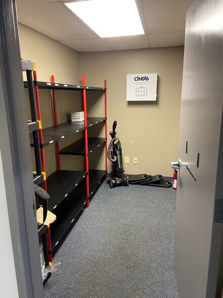 More Photos Of 3821 Industrial Blvd, Indianapolis Light Distribution For Sale