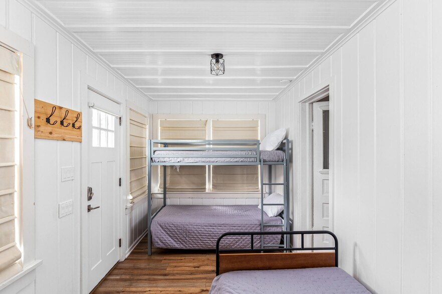 More Photos Of 710 W Ludington Ave, Ludington Hotel For Sale