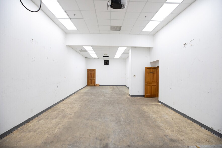 More Photos Of 600-602 NW Libby Ln, Lee's Summit Warehouse For Lease