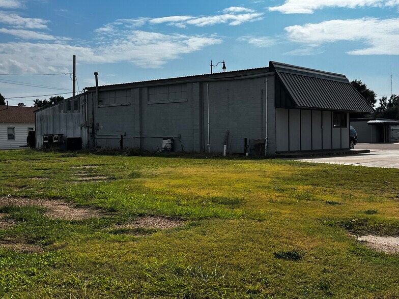 More Photos Of 404 Douglas Ave, Beaver Office For Sale