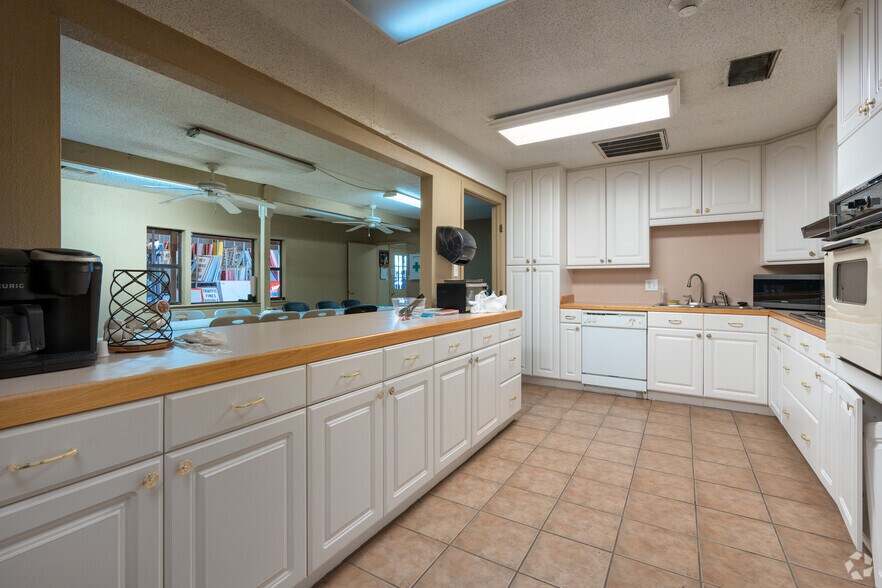 More Photos Of 2333 Delante St, Haltom City Unknown For Lease