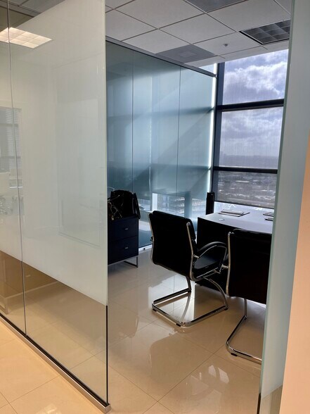 More Photos Of 175 SW 7th St, Miami Medical For Sale