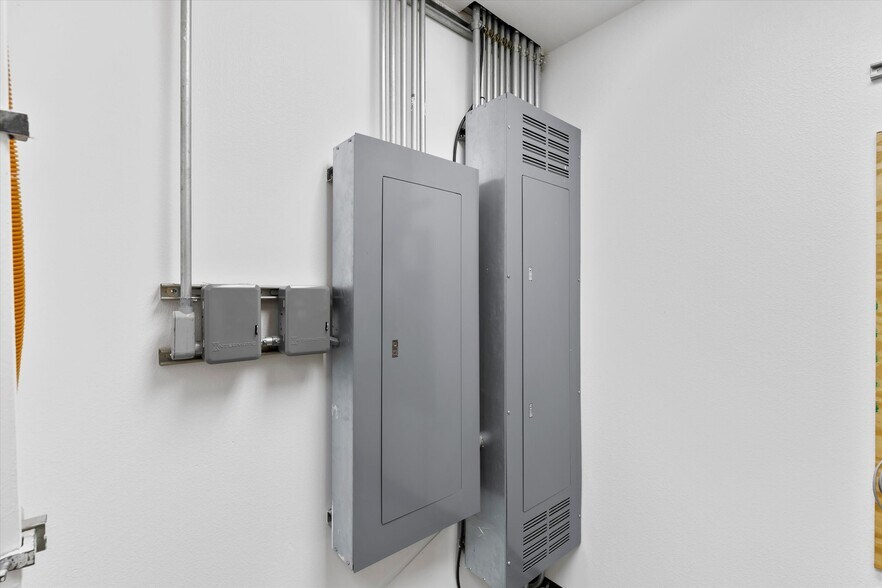 More Photos Of 820 S Central Expy, Anna Warehouse For Sale