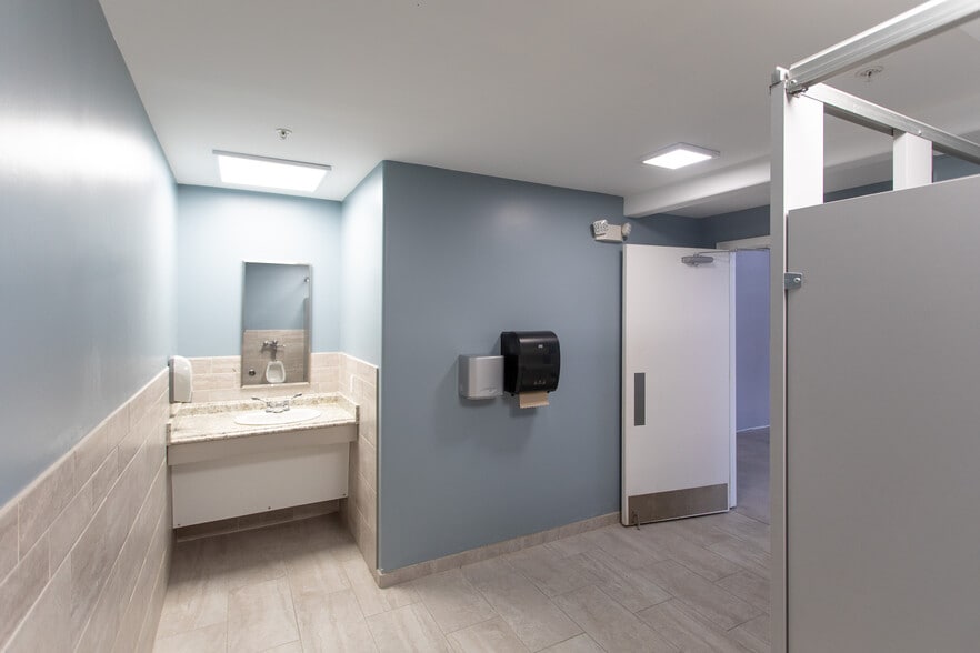 More Photos Of 901 9th St N, Great Falls Showroom For Sale