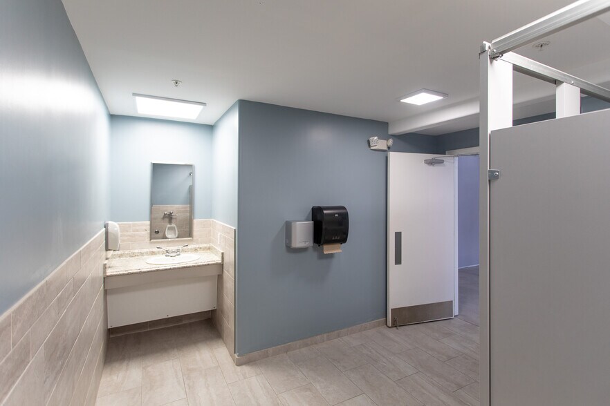 More Photos Of 901 9th St N, Great Falls Showroom For Lease