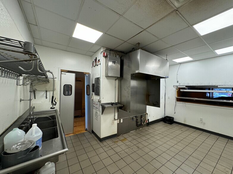 More Photos Of 115 S Main St, Chelsea Storefront Retail Office For Lease