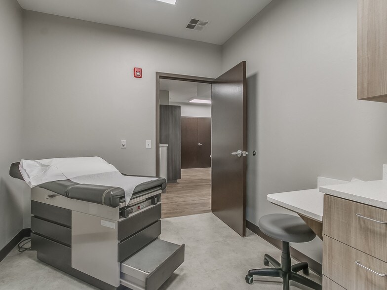 More Photos Of 608 Liberty Ln, Edmond Healthcare For Lease