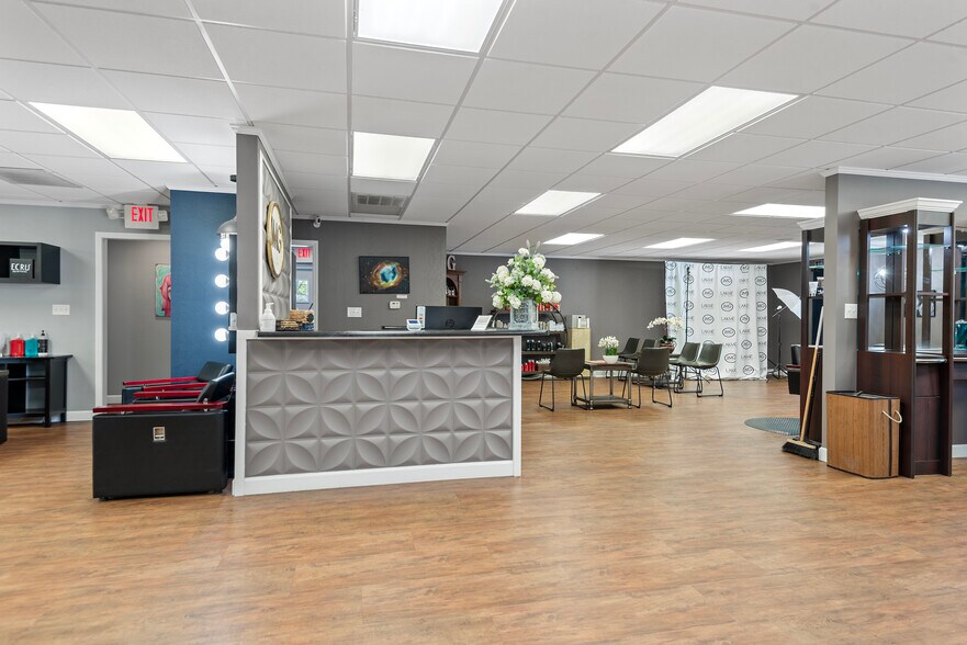 More Photos Of 2445 S 5th St, Springfield Office For Sale