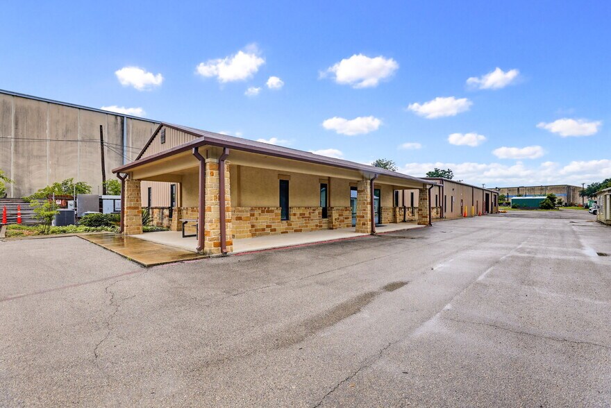 More Photos Of 11550 N North Loop Rd, San Antonio Warehouse For Sale