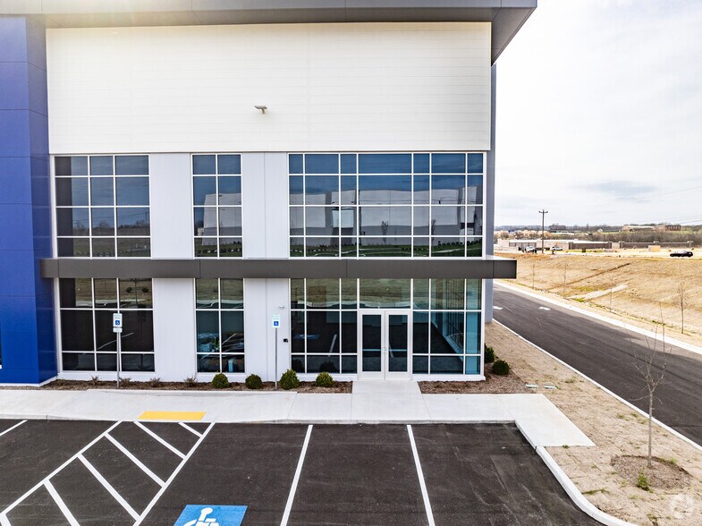 More Photos Of 825 Beechcroft Rd, Spring Hill Distribution For Lease