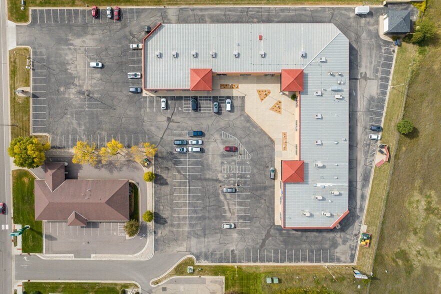 More Photos Of 1802-1838 Commerce Dr, North Mankato Freestanding For Lease
