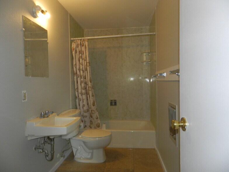 More Photos Of 445 Kristen Ct, Montrose Warehouse For Sale