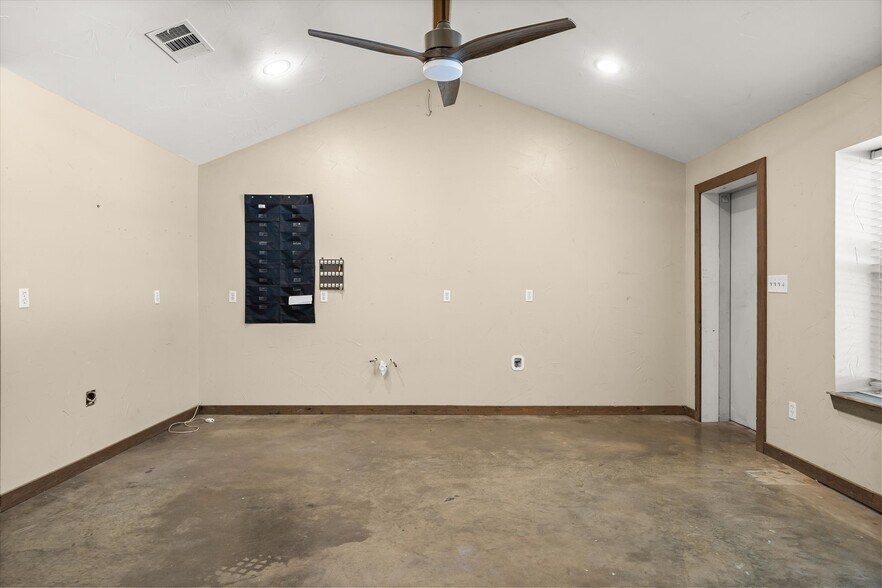 More Photos Of 10015 FM 751, Quinlan Flex For Sale