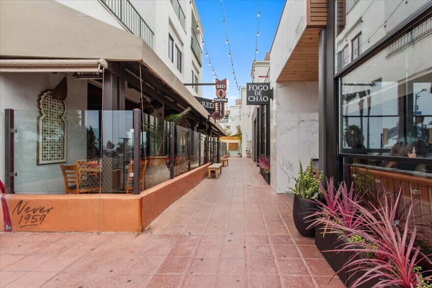 More Photos Of 1541-1551 Ocean Ave, Santa Monica Apartments For Lease