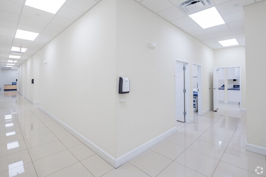 More Photos Of 2905-3025 West Ave, San Antonio Storefront For Lease