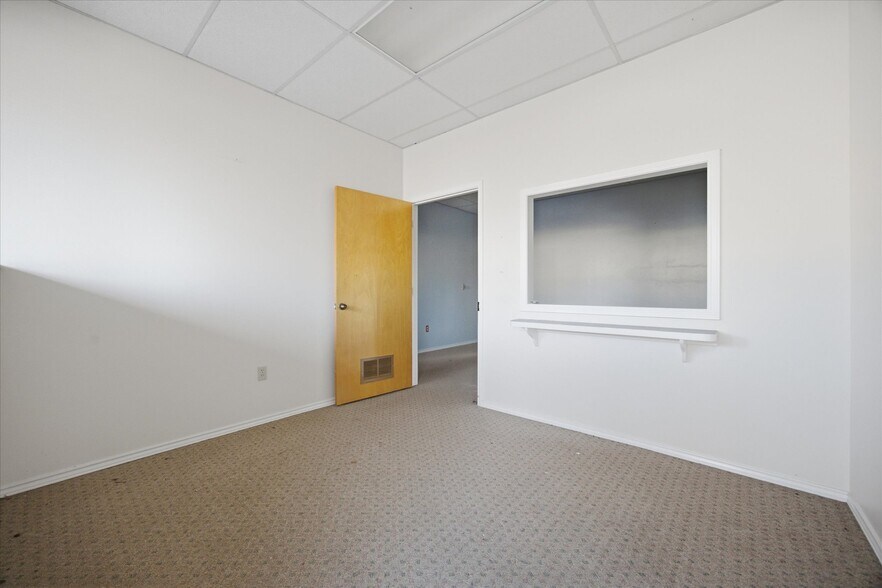 More Photos Of 2108 Monroe St, Commerce Showroom For Sale