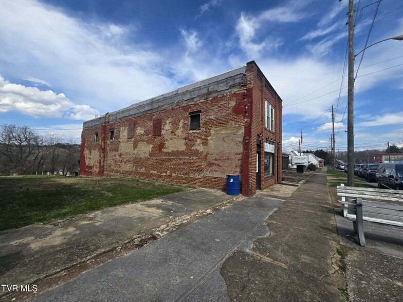 More Photos Of 239 Main St, Bluff City Restaurant For Sale