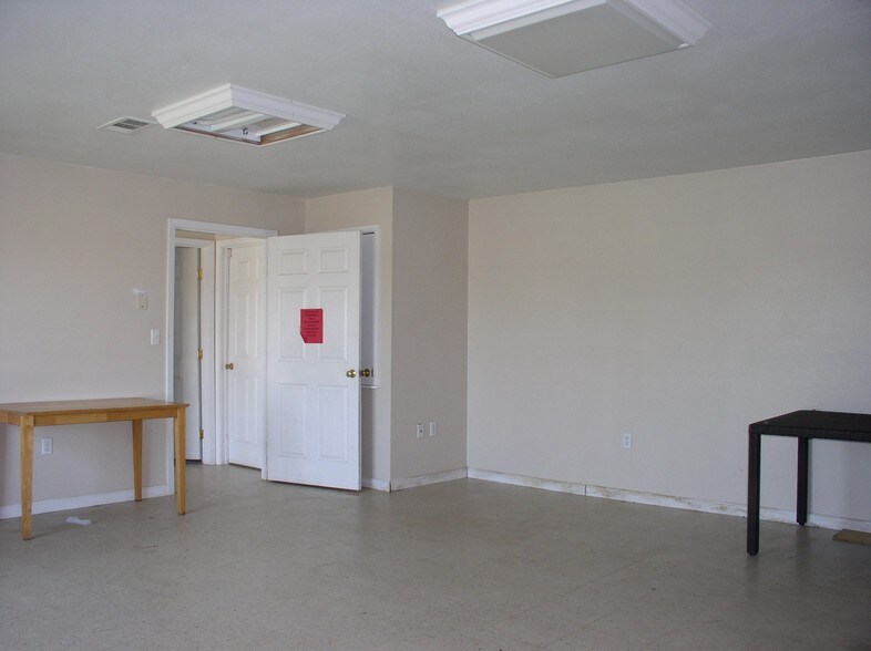 More Photos Of 1009 W Heaton St, Cuero Office For Sale