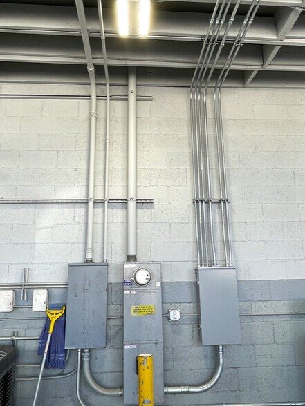 More Photos Of 36777 Sunair Plz, Cathedral City Auto Repair For Sale