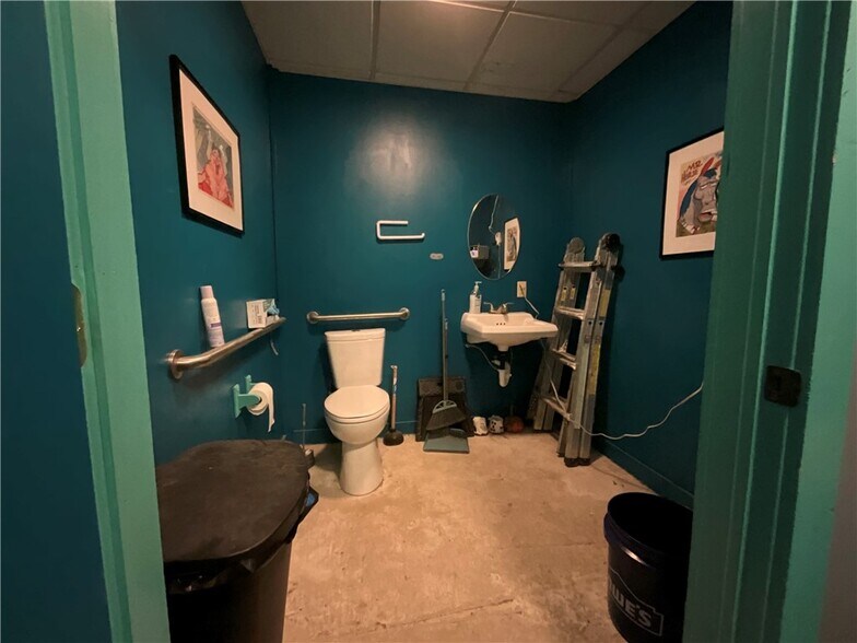 More Photos Of 18 Lafayette Park, Oxford General Retail For Sale