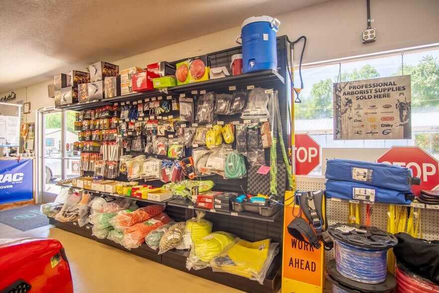 More Photos Of 424 Terrell Rd, Franklin Showroom For Sale