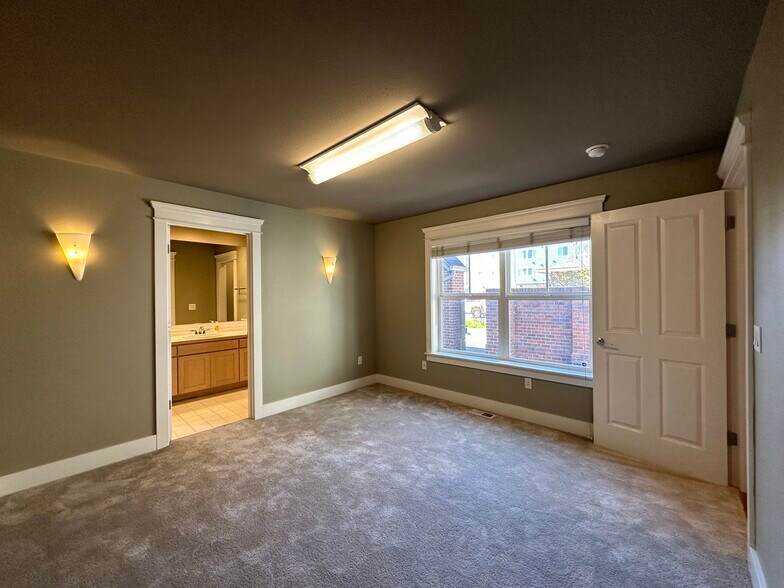 More Photos Of 1505 Ne Village St, Fairview Office For Sale