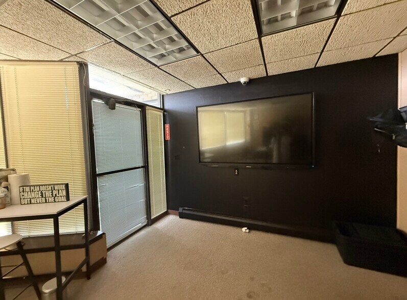 More Photos Of 909 Oswego St, Utica Flex For Sale