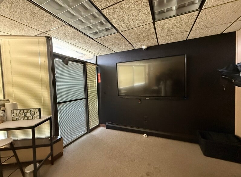 More Photos Of 909 Oswego St, Utica Flex For Sale
