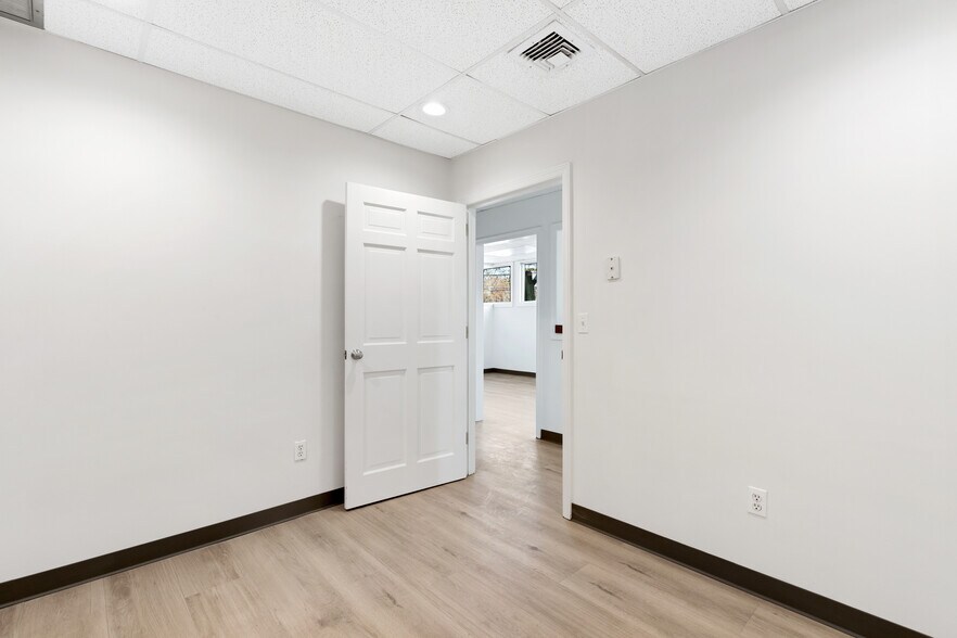 More Photos Of 152 E Main St, Huntington Medical For Lease