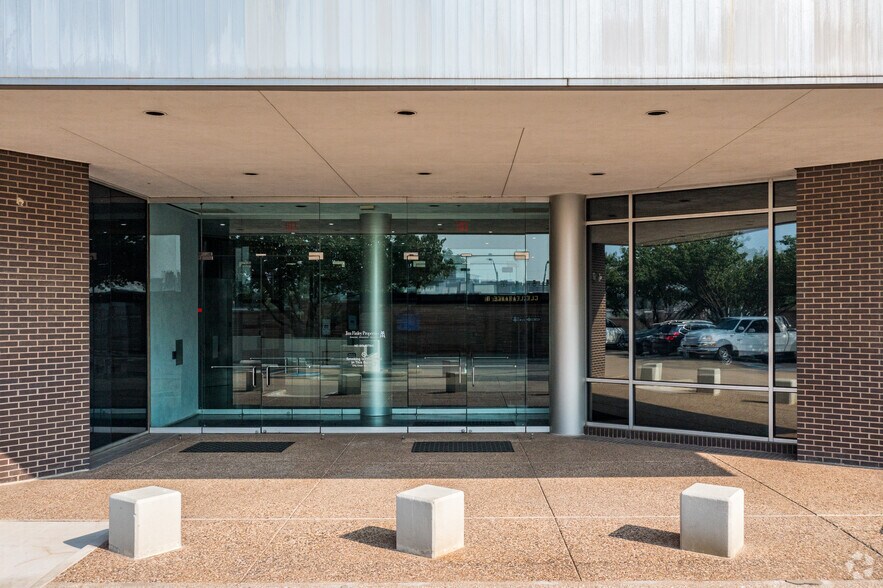 More Photos Of 1612 Summit Ave, Fort Worth Office For Sale