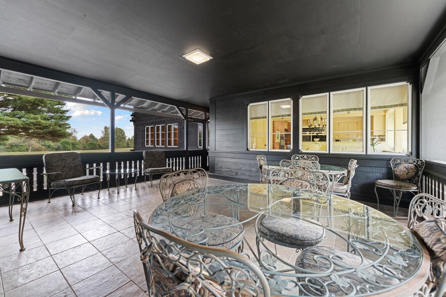 More Photos Of 550 Warner rd, Vienna Specialty For Sale