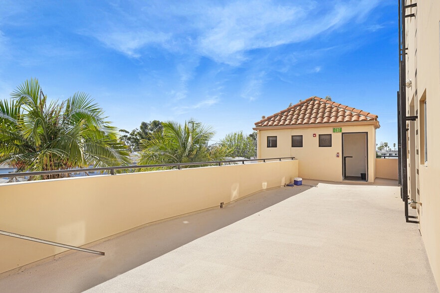 More Photos Of 728-734 Montana Ave, Santa Monica Storefront Retail Residential For Sale