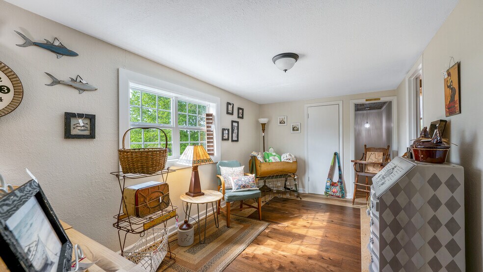 More Photos Of 15895 N State Highway 5, Sunrise Beach General Retail For Sale