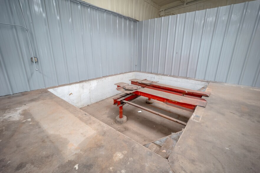 More Photos Of 1402 Veterans Memorial Hwy, Blanchard Warehouse For Sale