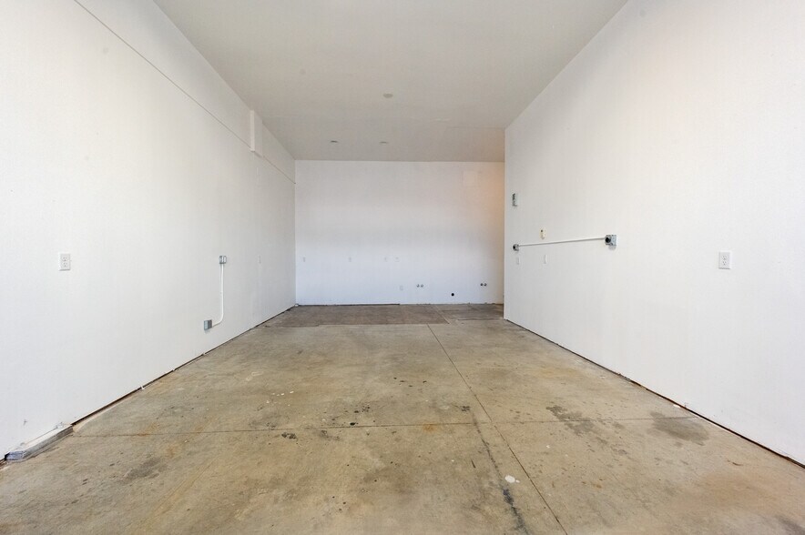 More Photos Of 211 Jetway Dr, Belgrade Flex For Sale