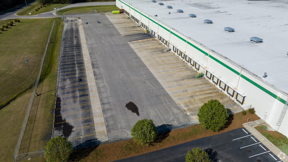 More Photos Of 4800 Corporation Dr, Fayetteville Distribution For Lease