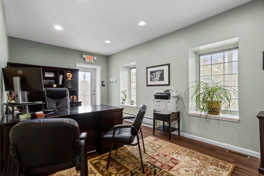 More Photos Of 218 Oak St, Grove City Office For Lease