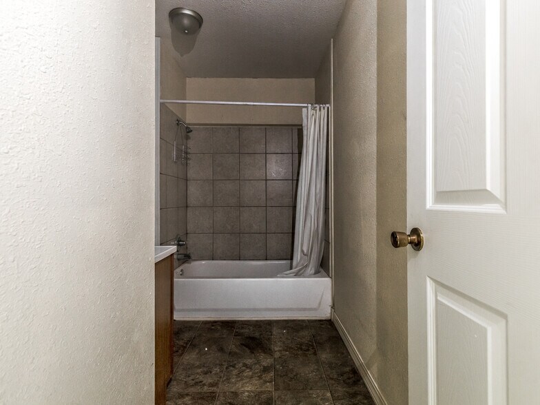 More Photos Of 940 N Ross Ave, Dewey Multifamily For Sale