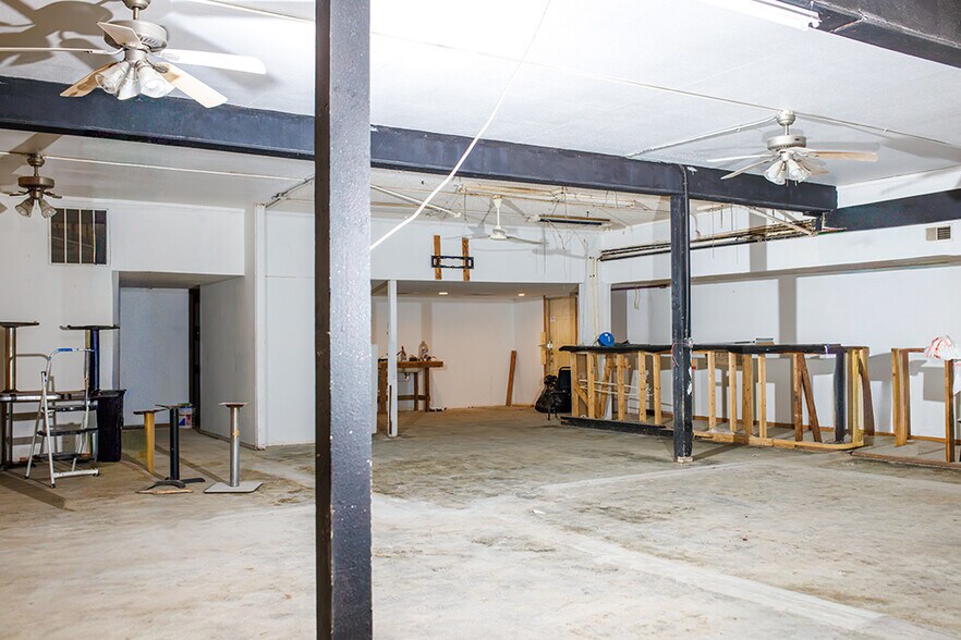 More Photos Of 719 Central Ave W, Hampton Flex For Lease