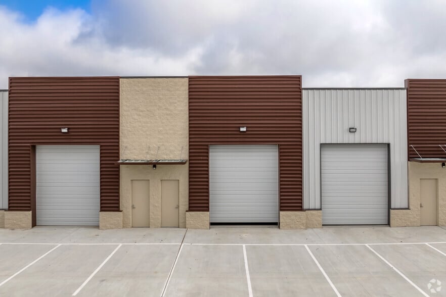 More Photos Of 8028 Dowdell Rd, Tomball Unknown For Lease