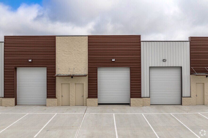 More Photos Of 8028 Dowdell Rd, Tomball Unknown For Lease