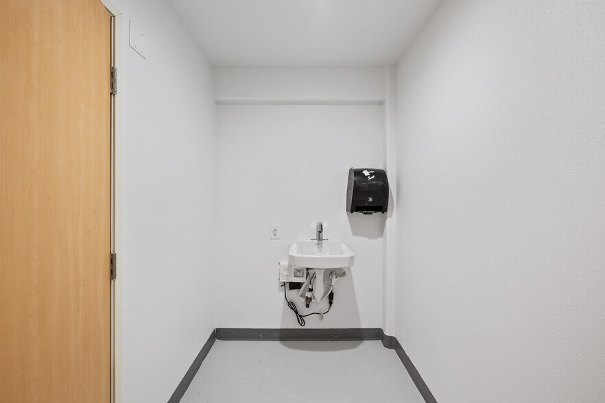 More Photos Of 18536 Oxnard St, Tarzana Warehouse For Sale