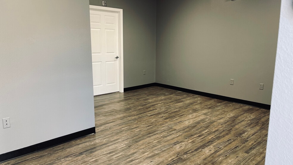 More Photos Of 2164 Platinum Rd, Apopka Light Distribution For Lease