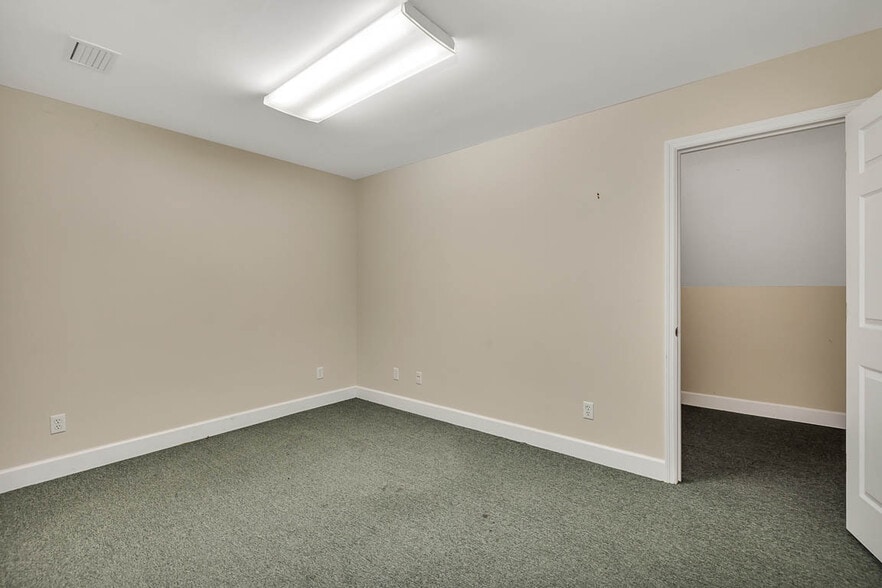 More Photos Of 124 Chapel Crossing Rd, Brunswick Office For Lease