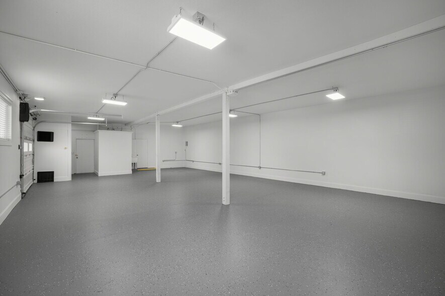 More Photos Of 7025-7027 SW Macadam Ave, Portland Warehouse For Lease