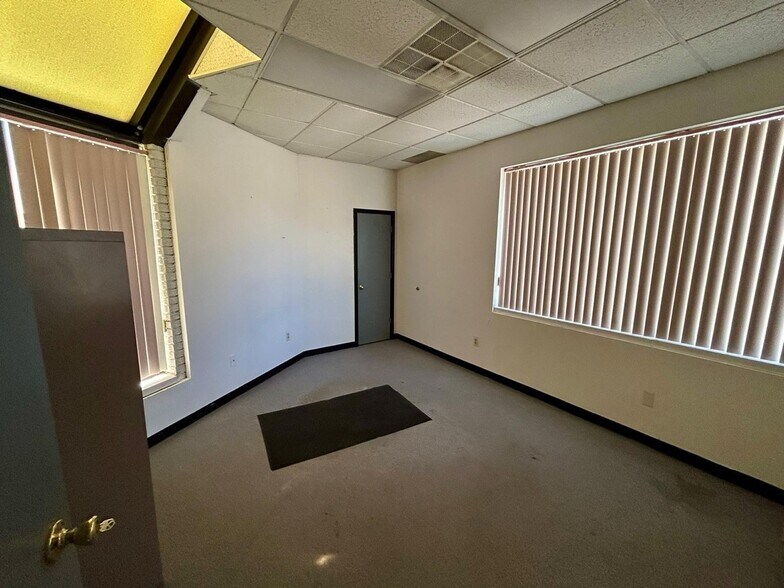 More Photos Of 22001-22027 Kelly Rd, Eastpointe Office For Lease