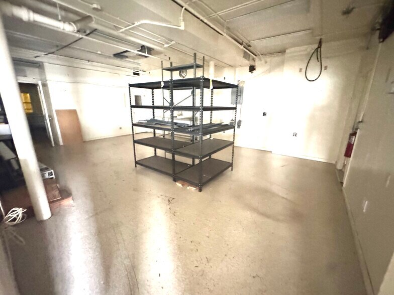 More Photos Of 177 Oakwood Ave, Orange Showroom For Lease