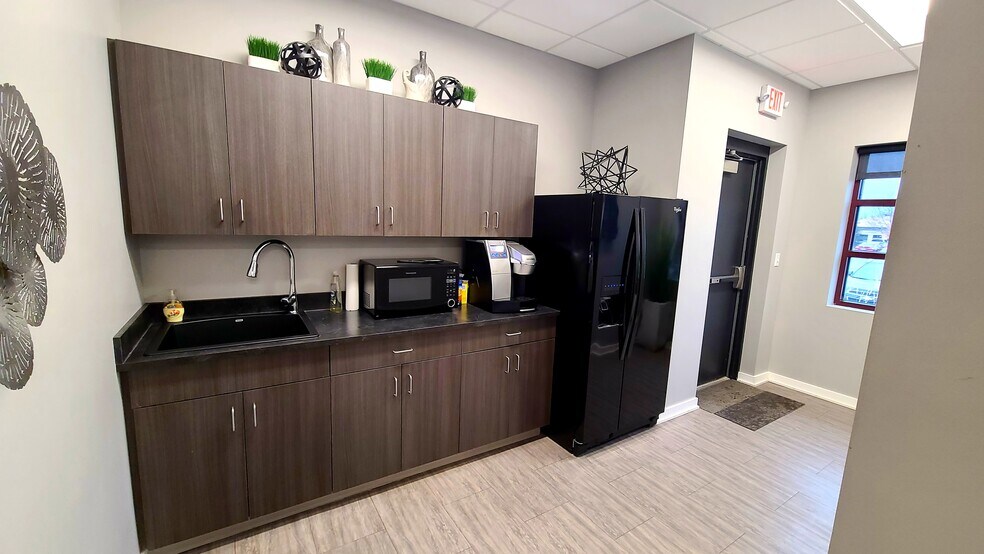 More Photos Of 8600 Executive Woods Dr, Lincoln Office Residential For Lease