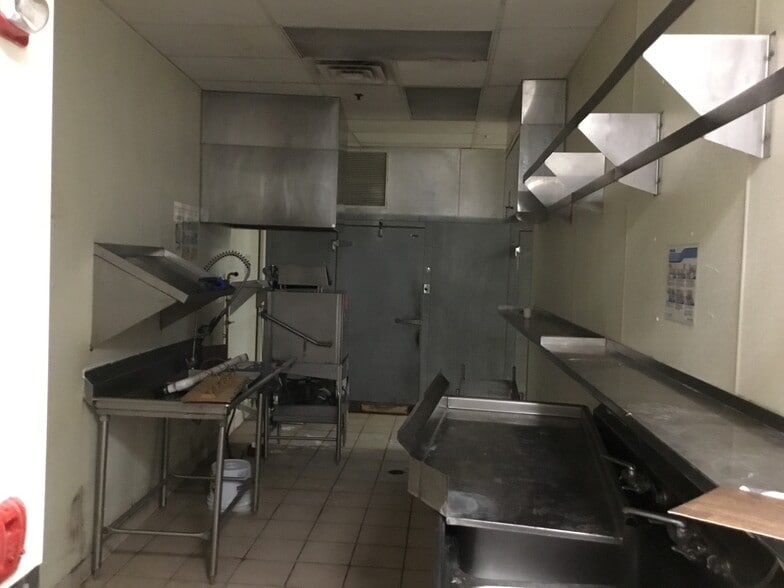 More Photos Of 222-230 W Front St, Wheaton Storefront For Lease