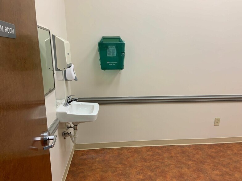 More Photos Of 509 Olde Waterford Way, Leland Office For Lease